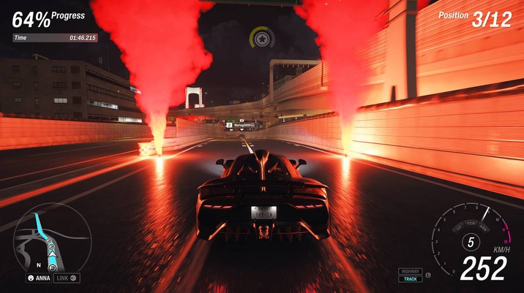 Carro esportivo preto visto por trás em alta velocidade numa pista noturna, com fumaça vermelha intensa e luzes neon nas laterais. Elementos da interface do jogo mostram 64% de progresso, tempo de 01:46.215, posição 3/12 e velocidade de 252 km/h