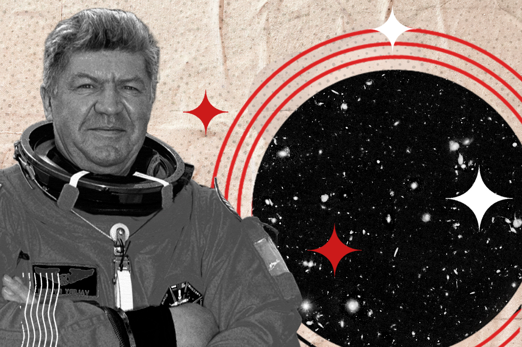 Homem de meia-idade, cabelos grisalhos, vestindo traje espacial, braços cruzados, olhando para frente. Ao fundo, um círculo preto com estrelas brancas, contornado por anéis vermelhos e estrelas vermelhas e brancas. O fundo é bege com textura de papel amassado.