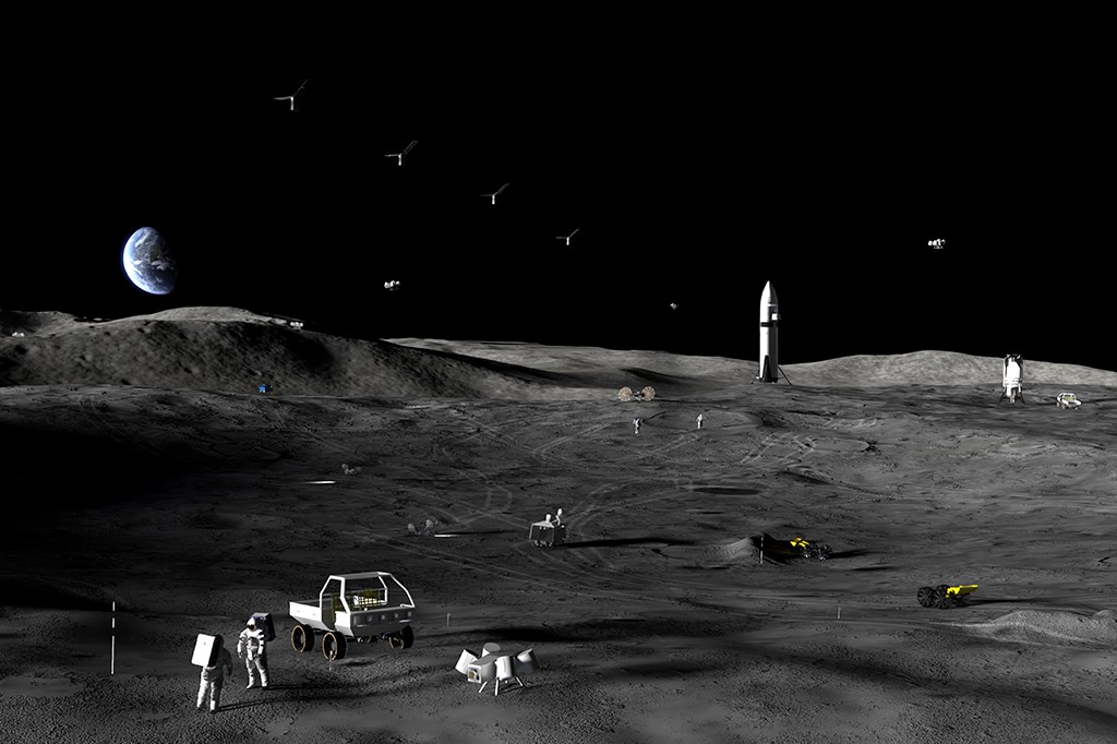 Cenário lunar com dois astronautas perto de um veículo, um foguete e módulos de pouso, com a Terra visível no horizonte e satélites no céu escuro