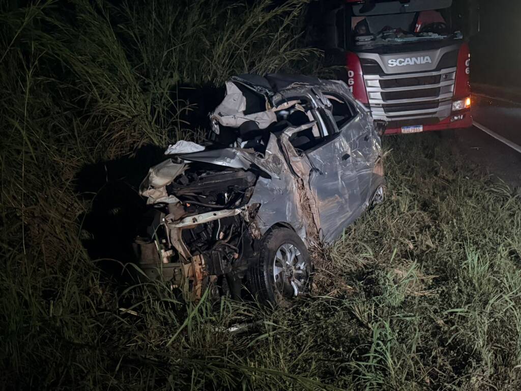 Passageiro morre e motorista fica gravemente ferido em acidente entre carro e bitrem na MT-010