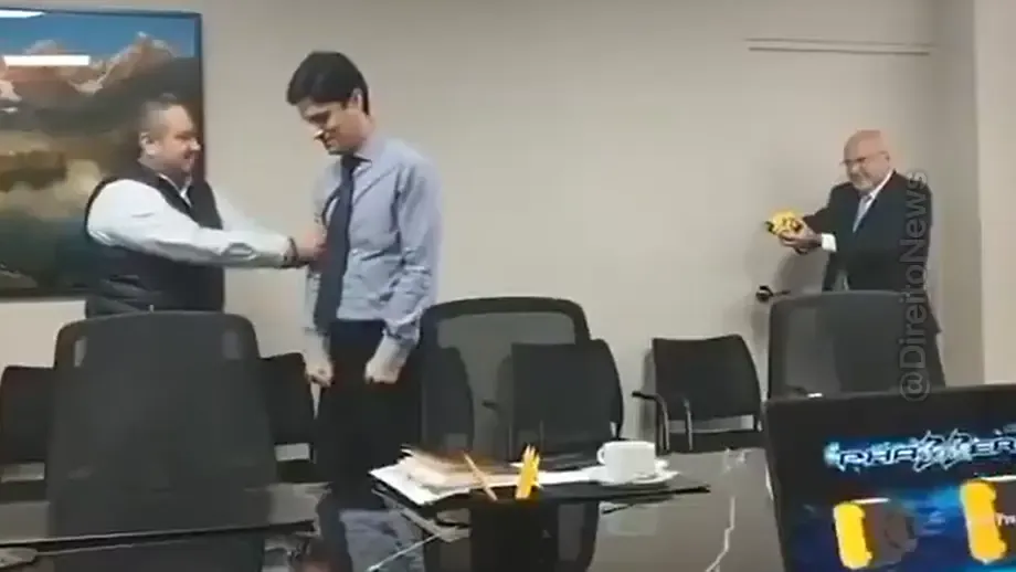 prefeito provoca revolta apos disparar arma choque contra assessor video prefeito provoca revolta apos disparar arma choque contra assessor video