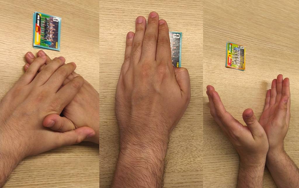 Três imagens lado a lado mostram mãos masculinas jogando bafo com figurinhas de futebol sobre uma mesa de madeira clara. Na primeira, as mãos estão cruzadas sobre uma figurinha. Na segunda, uma mão aberta está sobre a figurinha. Na terceira, as mãos estão em posição de