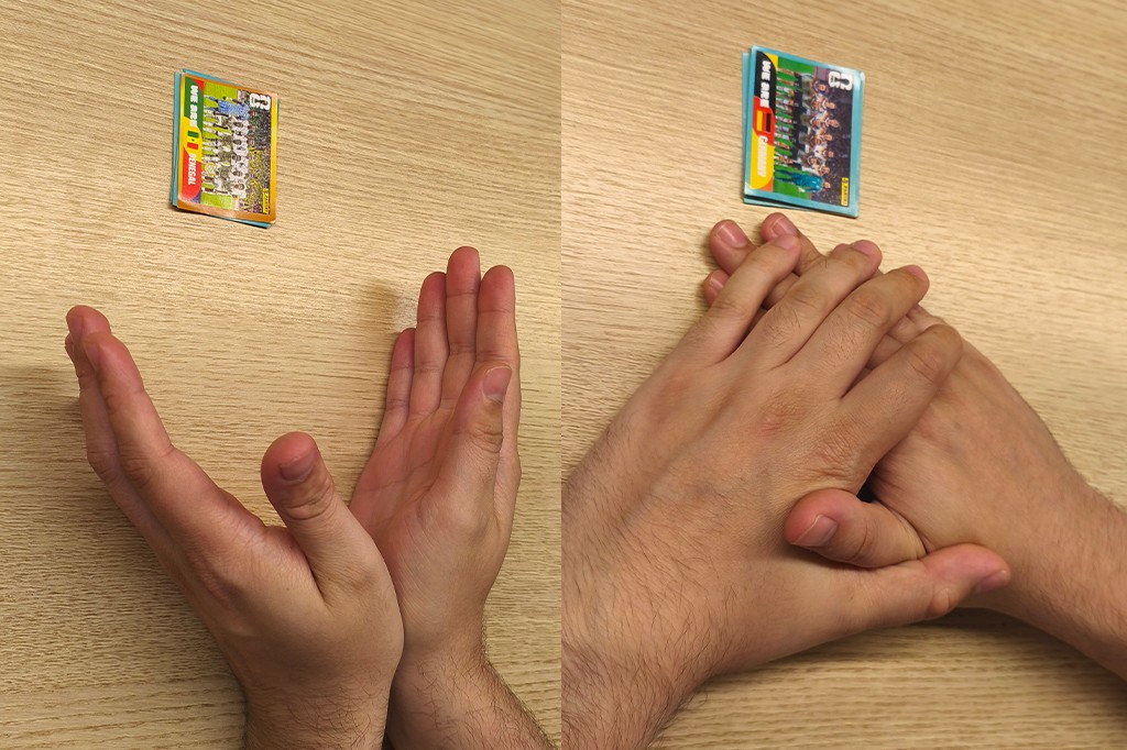Duas imagens lado a lado mostram mãos masculinas sobre uma mesa de madeira clara e um álbum de figurinhas. Na esquerda, as mãos estão abertas, palmas para cima, como se fossem pegar algo. Na direita, as mãos estão entrelaçadas, com os dedos cruzados, e o álbum está próximo