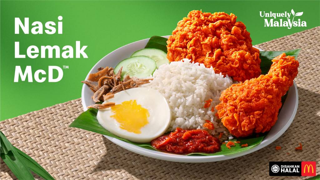 Prato Nasi Lemak McD com arroz branco, ovo cozido, pepino, anchovas fritas, molho sambal e frango frito crocante, sobre esteira de palha e fundo verde com textos