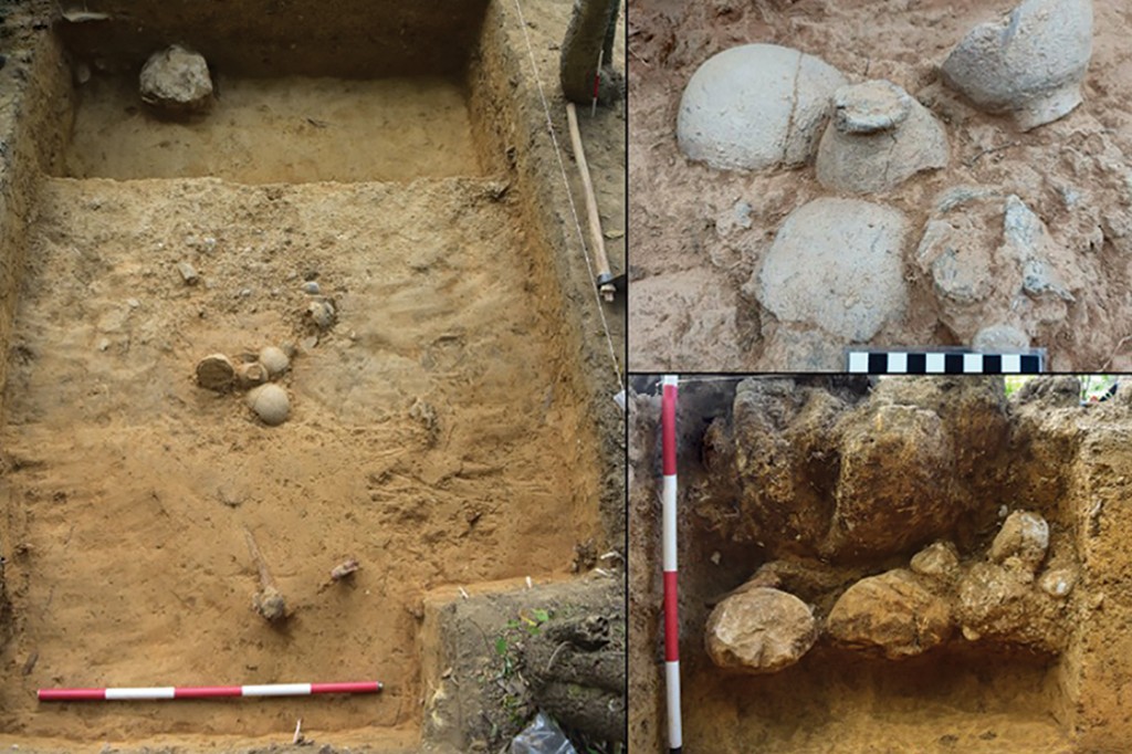 0206-pedra-layout_site1 Três imagens de escavação arqueológica: à esquerda, uma cova retangular com terra e artefatos redondos; acima à direita, vasos de cerâmica parcialmente enterrados; abaixo à direita, uma seção transversal do solo com pedras e camadas de terra, com uma régua de medição vertical