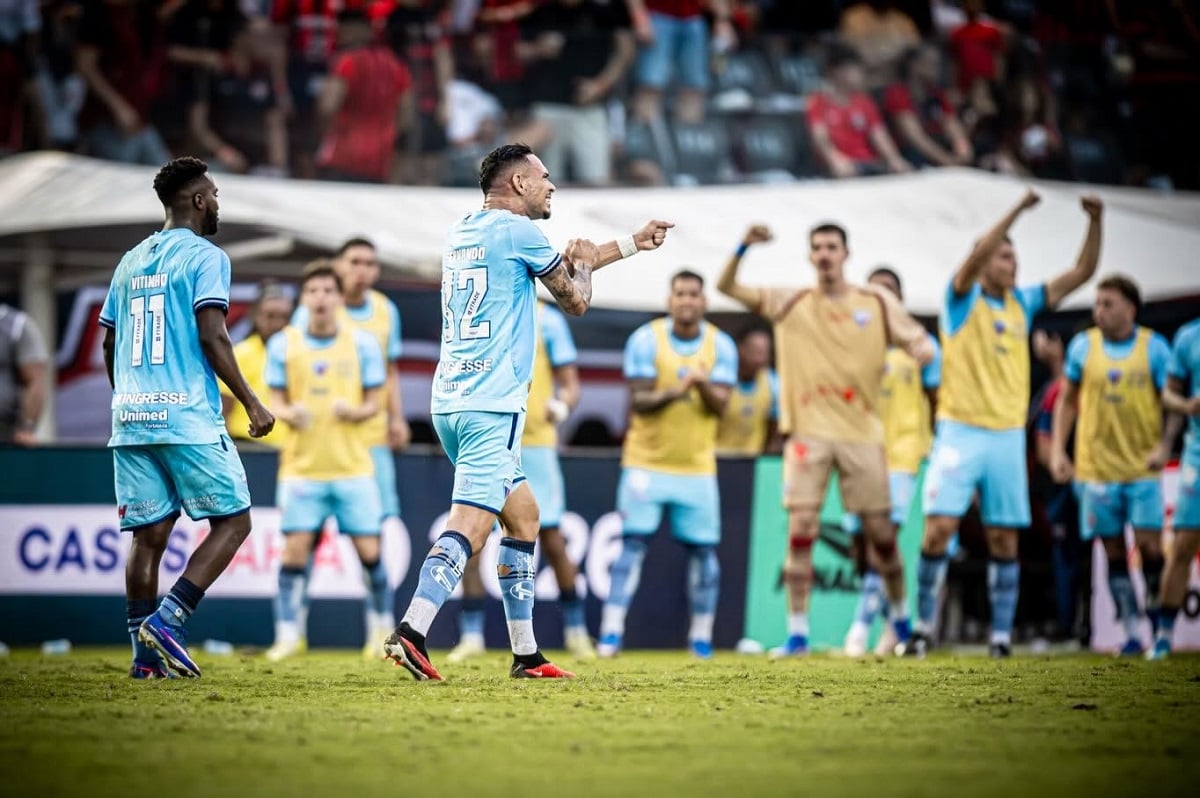 Náutico x Fortaleza: duelo quente nos Aflitos pode mexer na Série B. Imagem: Samuel Andrade/FEC