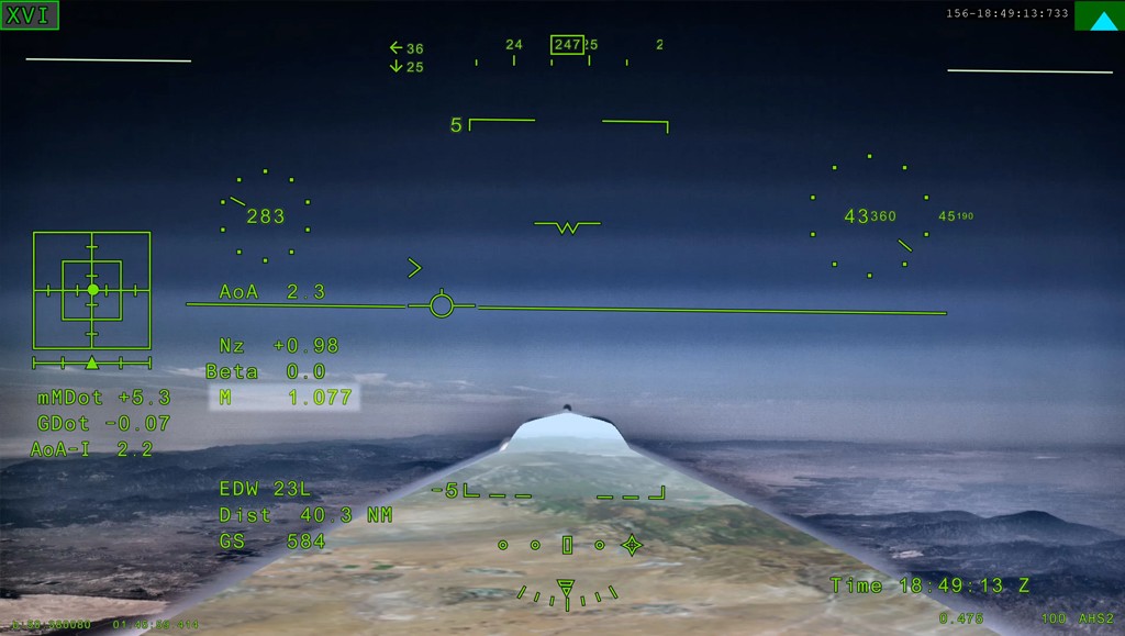 Visão de um cockpit de avião com informações de voo em verde neon sobre uma paisagem árida e montanhosa sob um céu azul-acinzentado