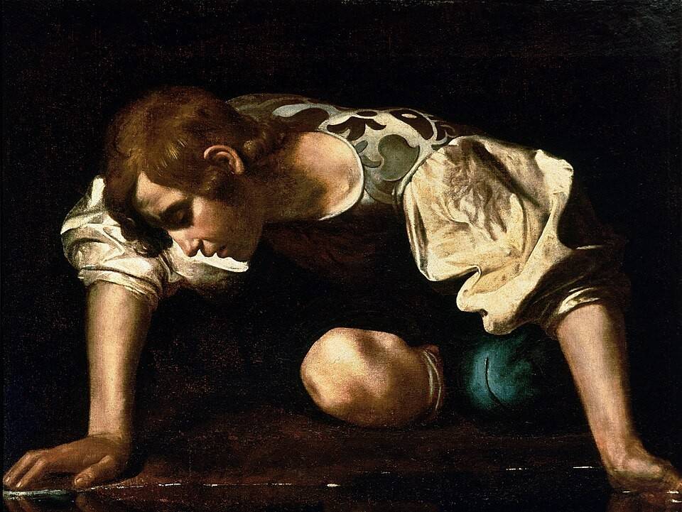 Pintura de Narciso, um jovem de cabelos castanhos e camisa branca, curvado sobre a água escura, observando seu reflexo. Dois vasos, um marrom e outro azul-esverdeado, estão caídos atrás dele. A cena é sombria, com iluminação dramática focada no rosto e braços do jovem