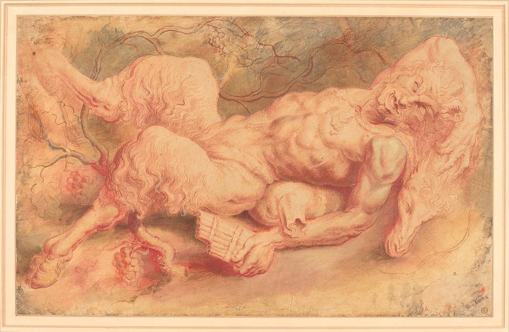 Desenho de um sátiro barbudo, com chifres e pernas de bode, deitado de lado, segurando uma flauta de Pã. Ele tem expressão serena, corpo musculoso e peludo, em tons de vermelho e marrom, sobre fundo esverdeado com folhagens e galhos. A obra é emoldurada por uma borda clara