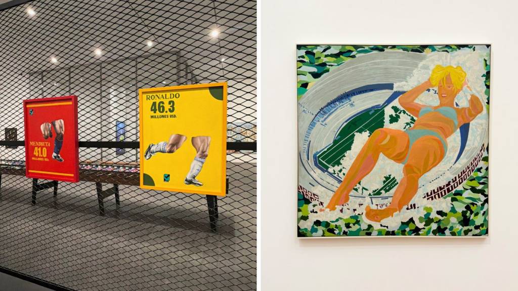 Duas obras de arte em exposição. À esquerda, dois quadros retangulares pendurados em uma grade de metal. O da esquerda, vermelho, mostra a perna de um jogador de futebol e o texto MENDIETA 41.0 MILLONES USD. O da direita, amarelo, exibe duas pernas de jogador e o texto RONALDO 46.3 MILLONES USD. À direita, uma pintura colorida de uma mulher loira de biquíni azul, deitada de costas com os braços atrás da cabeça, sobre um fundo abstrato que lembra um campo de futebol