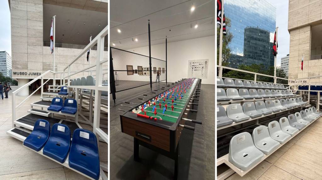 Três imagens lado a lado. À esquerda, a fachada do Museo Jumex com cadeiras azuis de estádio em uma escada. No centro, um pebolim gigante com bonecos vermelhos e azuis dentro do museu. À direita, arquibancadas cinzas vazias em frente a um prédio espelhado.