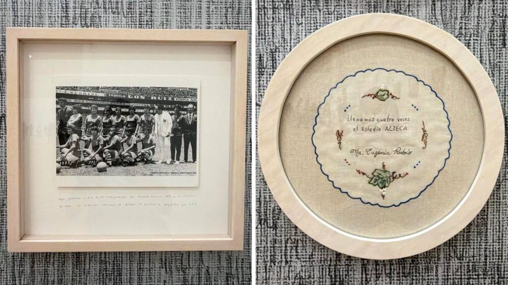 Duas obras de arte emolduradas. À esquerda, uma foto em preto e branco de um time de futebol feminino no campo, com uma bola à frente e homens de terno ao lado. À direita, um bordado circular com a frase llenamos cuatro veces el Estadio AZTECA e a assinatura Ma. Eugenia Rubio, com detalhes florais