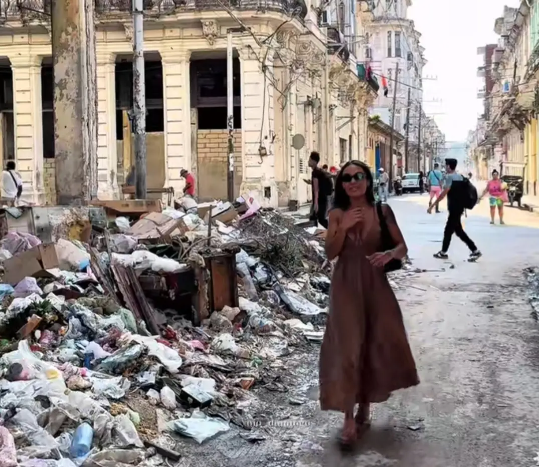 1000157427-jpg Lixo acumulado nas calçadas é uma das marcas da capital cubana.
