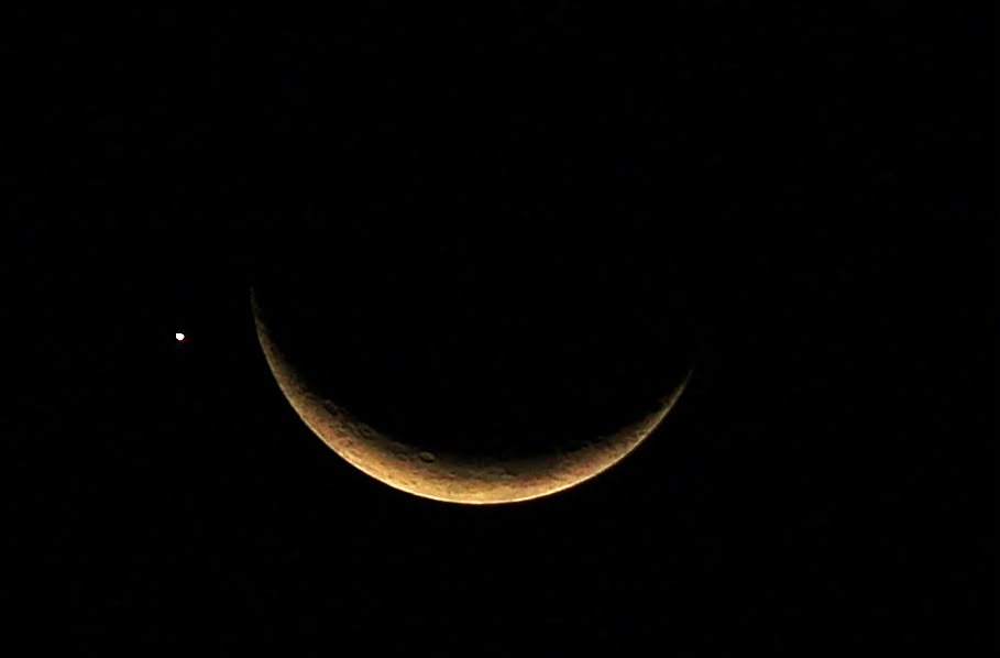 Esta outra foto da Lua e Venus foi feita pelo fotógrafo Rafael Reis, também ontem, em Brasília, da janela do quarto dele.