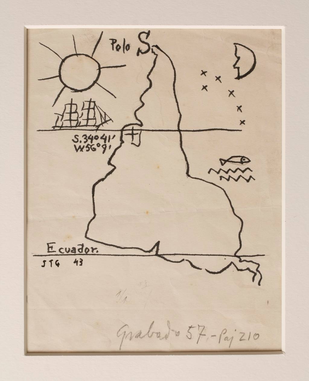 Desenho de um mapa da América do Sul invertido, com o Polo Sul no topo. O sol e um navio aparecem à esquerda, a lua e estrelas à direita, e um peixe sobre ondas no centro. As coordenadas S.34º41 W.56º9 estão abaixo do navio. A palavra Ecuador e os números JTG 43 estão à esquerda, e Grabado 57.-Paj 210 na parte inferior