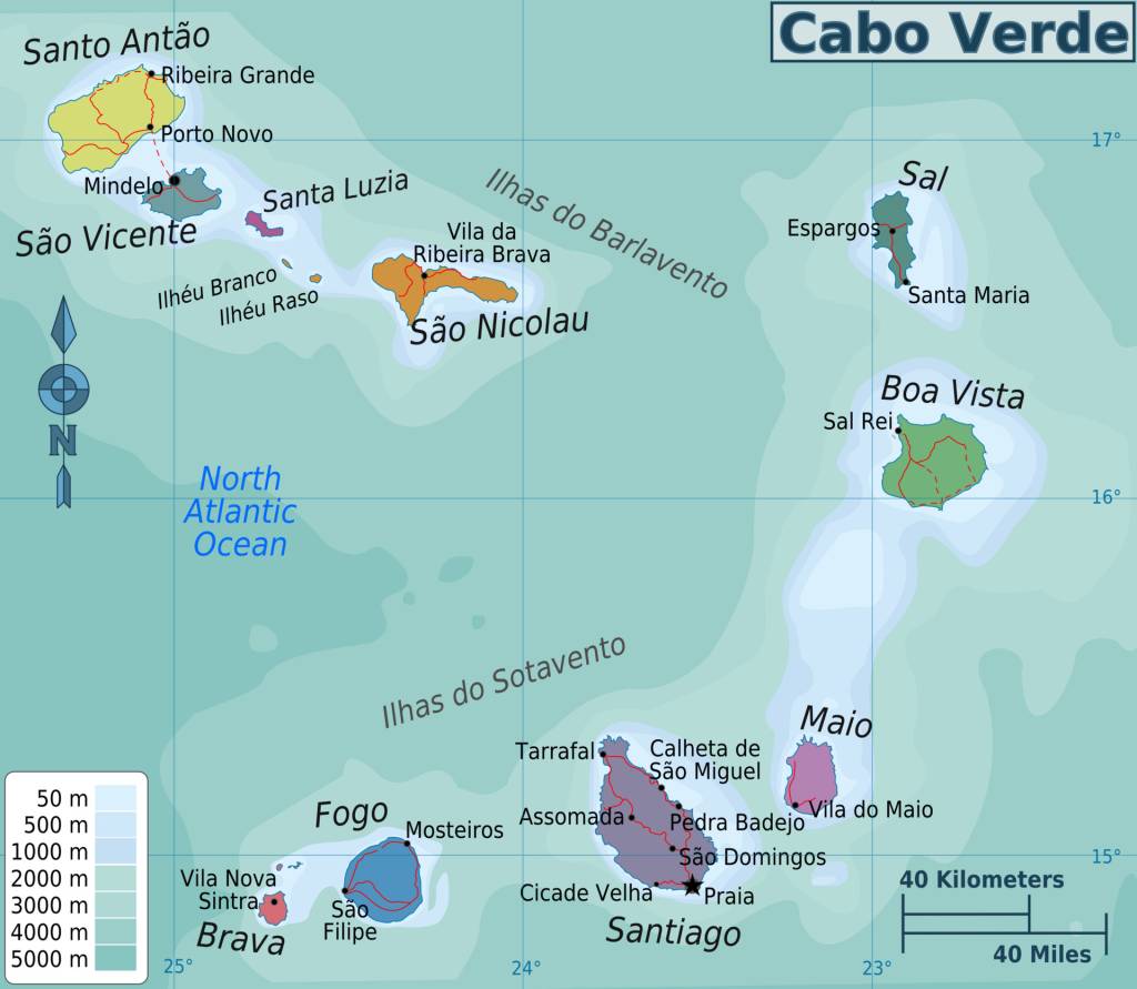 Mapa político de Cabo Verde, mostrando as ilhas de Barlavento (Santo Antão, São Vicente, Santa Luzia, São Nicolau, Sal, Boa Vista) e Sotavento (Maio, Santiago, Fogo, Brava), com suas principais cidades e a profundidade do Oceano Atlântico em tons de azul