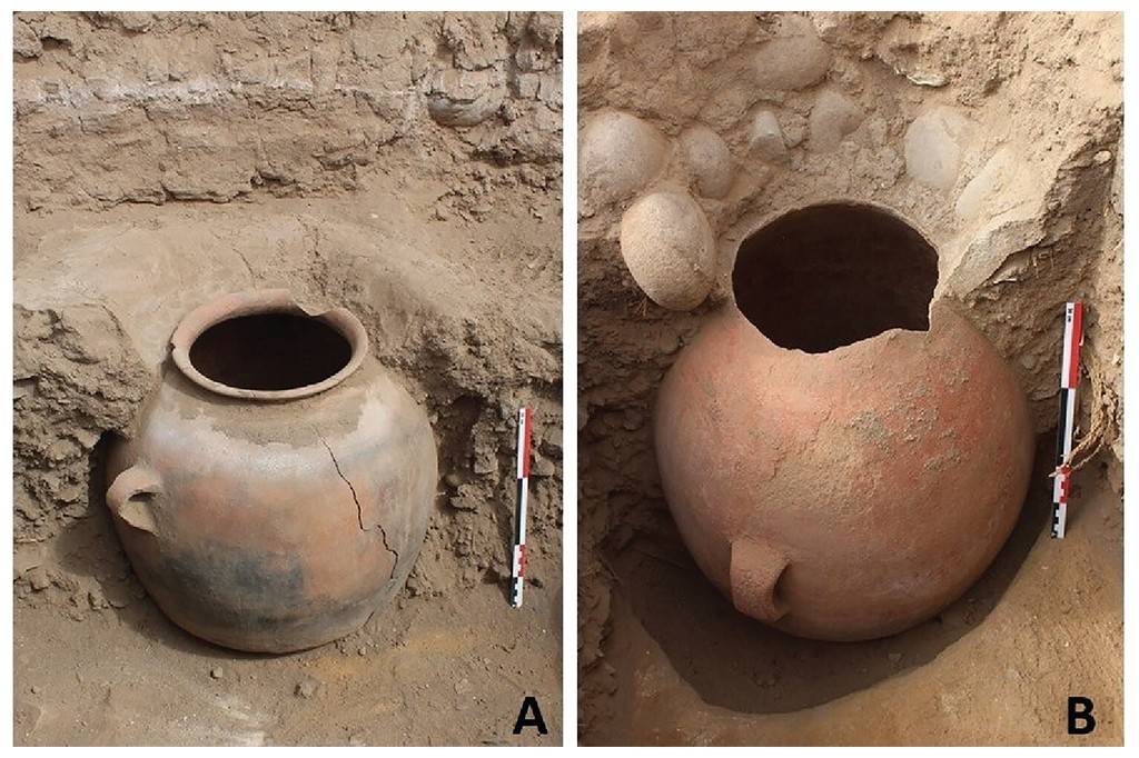 Duas fotos de vasos de cerâmica antigos, parcialmente enterrados em solo arenoso. À esquerda, um vaso com rachaduras e alças, e à direita, um vaso maior com a boca quebrada e uma alça, ambos com uma régua de medição ao lado