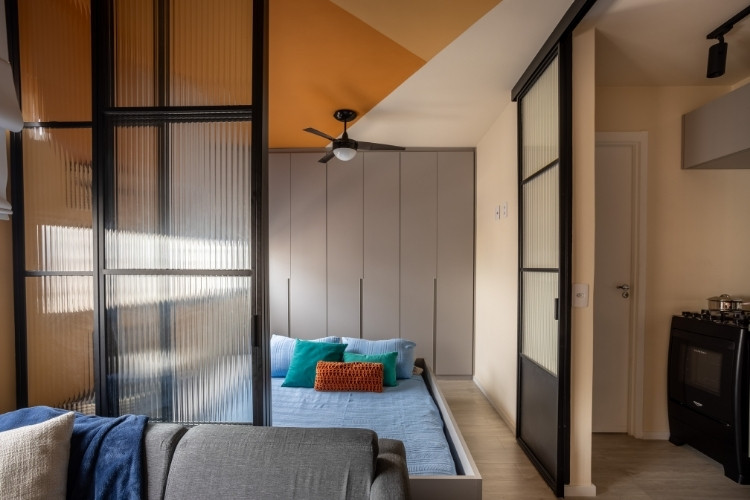 5-reforma-apartamento-25-m2 Quarto de apartamento de 25 m² após passar por reforma