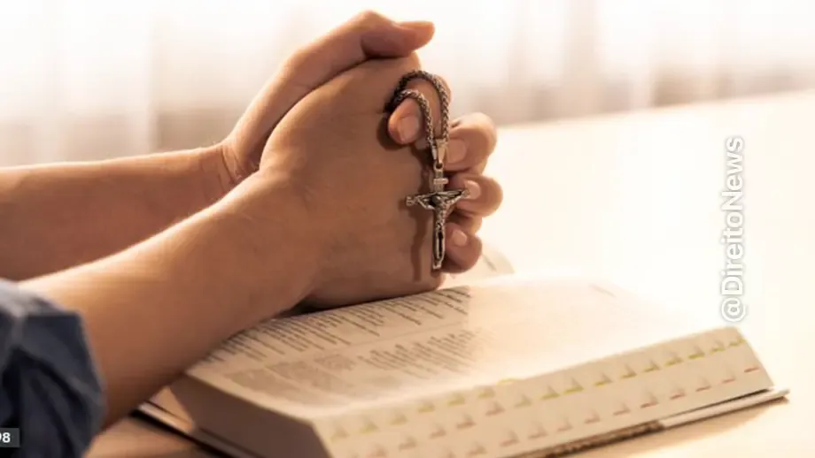 obrigar empregado ir retiro religioso abuso poder gera dano moral