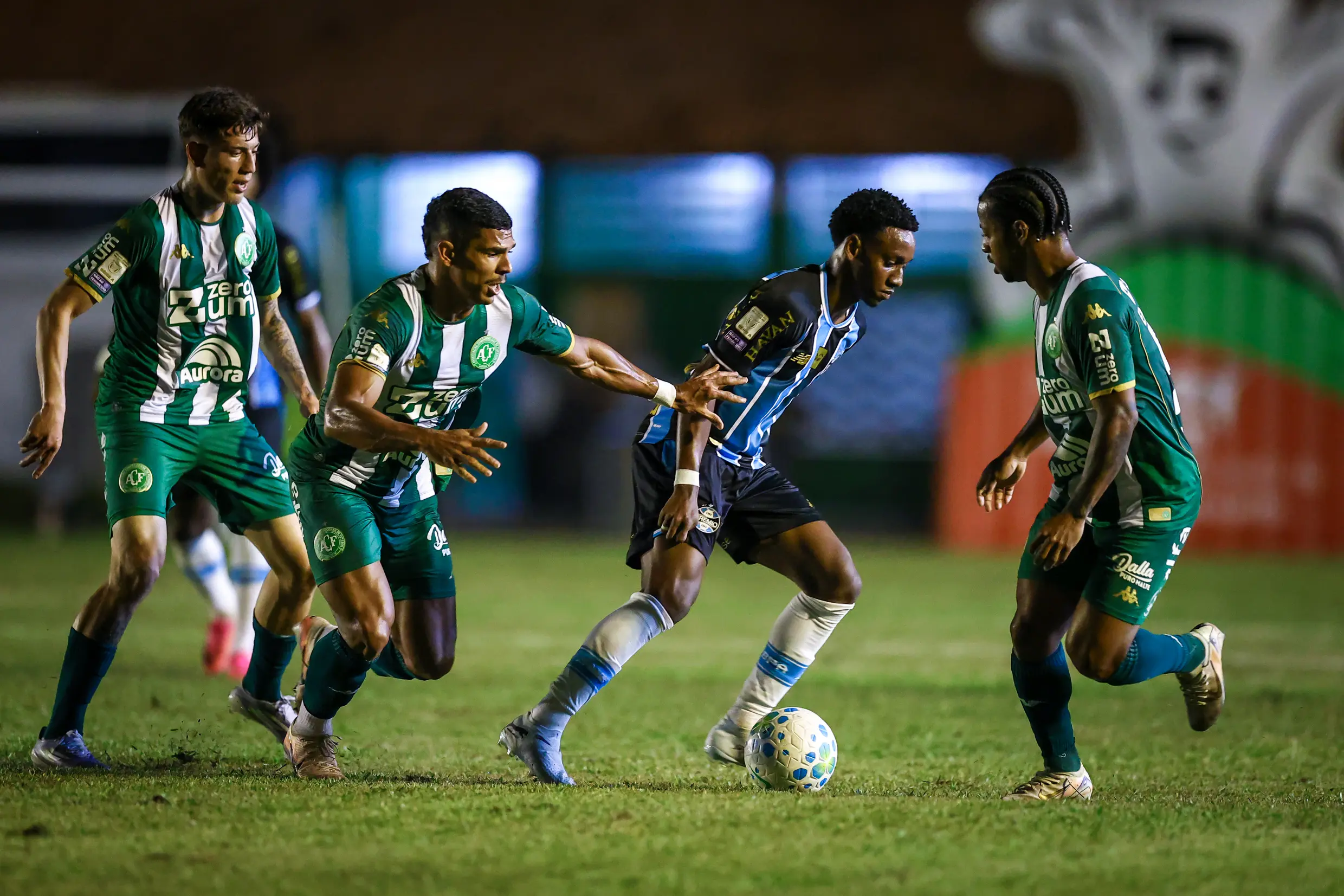 O Grêmio volta a atuar no domingo, dia 12, quando faz o último amistoso do período da parada para a Copa do Mundo. Vai encarar o Cruzeiro no Estádio Mané Garrincha, em Brasília.
