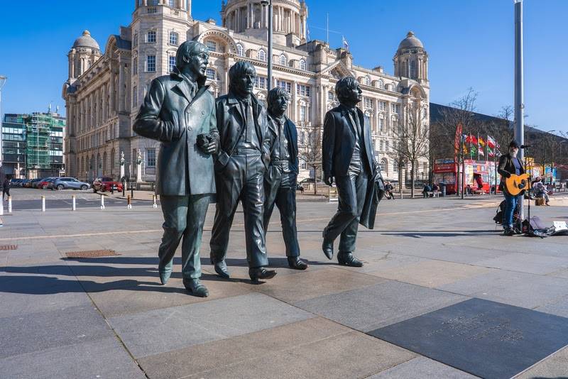 Símbolo de um legado eterno, a estátua dos Beatles em Liverpool atrai fãs do mundo todo