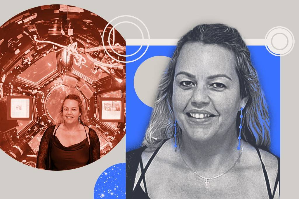 SI_489_Brasileiros_na_Nasa_2 Mulher loira sorrindo, em duas versões: uma colorida em um módulo espacial e outra em preto e branco com fundo azul e formas geométricas.