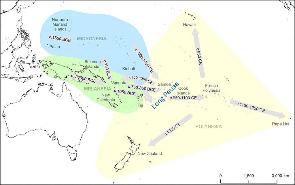 Mapa da Oceania mostrando as rotas de migração humana. Melanésia (verde) foi povoada c. 28000 AEC. Micronésia (azul) e Polinésia (amarelo) foram povoadas mais tarde, com uma Longa Pausa entre as migrações para a Polinésia. Setas indicam direções e datas aproximadas de povoamento, como Nova Zelândia c. 1220 EC