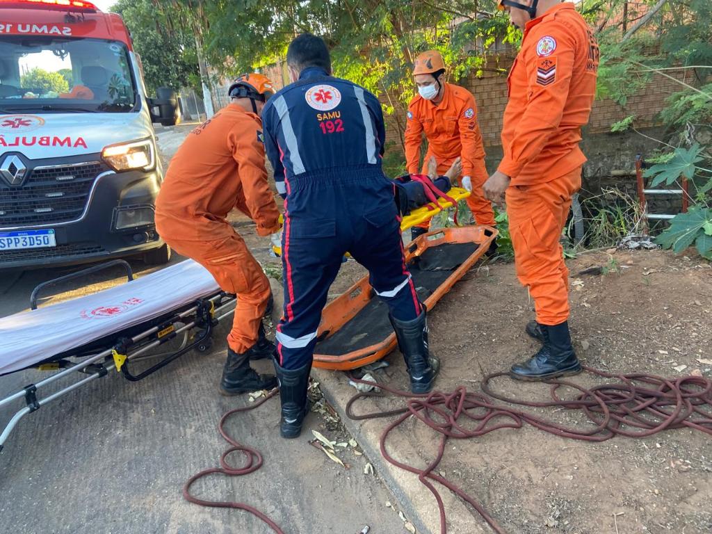 Bombeiros resgatam homem que caiu em rede pluvial