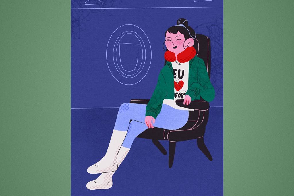 SI_489_Oráculo_Manual_4 Mulher jovem com coque, usando fones de ouvido, travesseiro de pescoço vermelho, moletom verde e calça azul, sentada em poltrona de avião com a janela ao fundo.