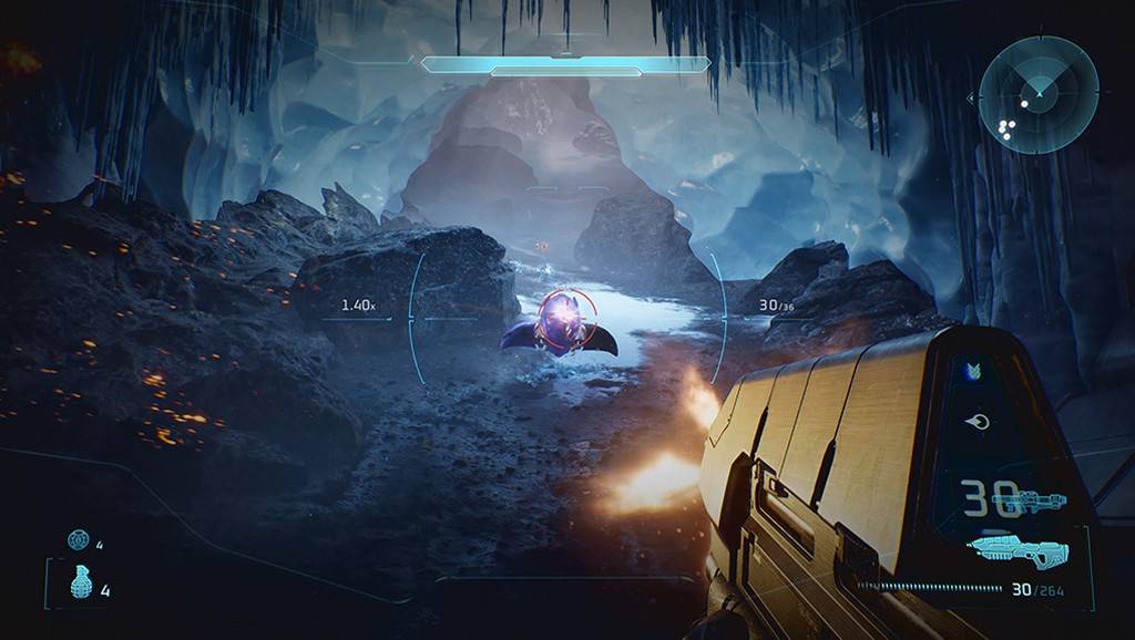 Visão em primeira pessoa de um jogo de tiro, com uma arma futurista em primeiro plano e um inimigo flutuante roxo ao centro da mira. O cenário é uma caverna gelada com formações rochosas escuras e estalactites de gelo, iluminada por uma luz azulada. Elementos da interface do jogo, como radar e contagem de munição, são visíveis