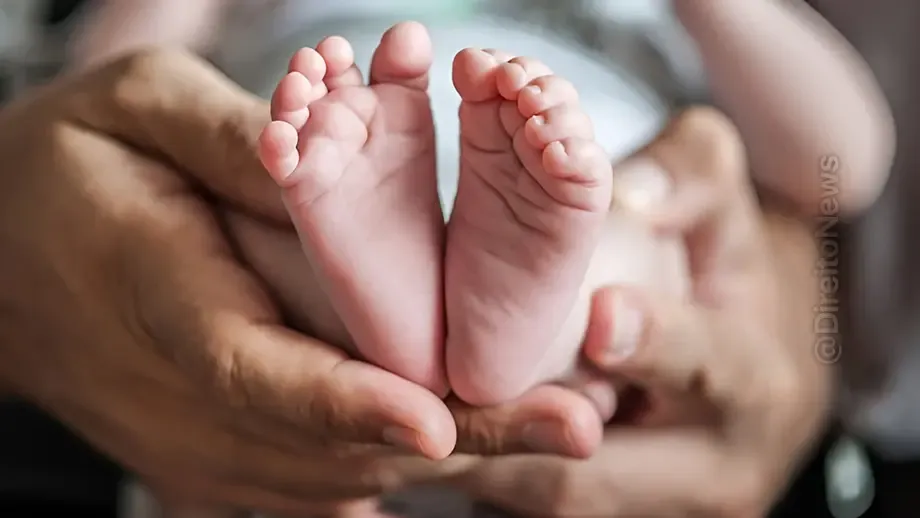 juiz absolve mae teve bebe morto pelo companheiro sair casa