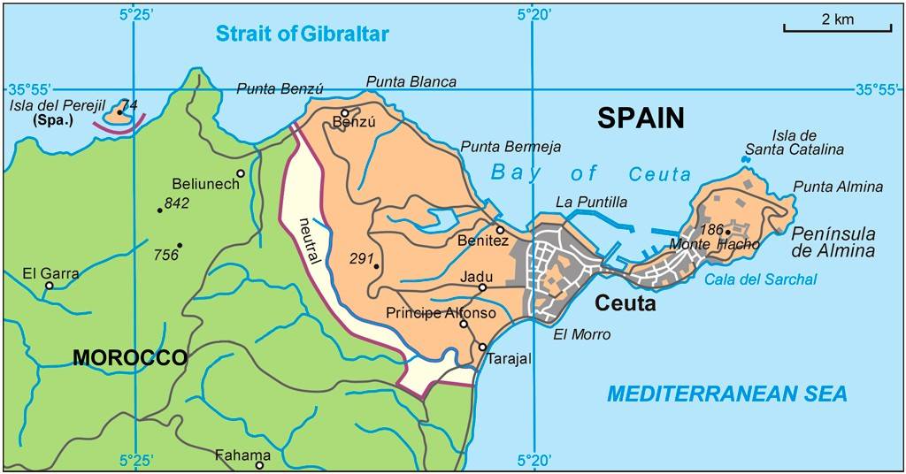 Mapa político e geográfico detalhado do Estreito de Gibraltar, mostrando a cidade autônoma espanhola de Ceuta na costa do Marrocos, com destaque para a Baía de Ceuta e a Península de Almina
