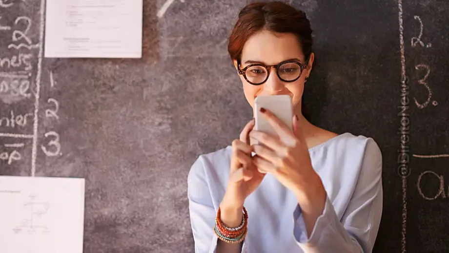 professora sera indenizada utilizar celular pessoal trabalho