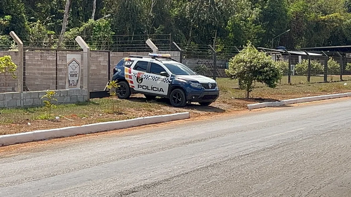 Homem é encontrado morto em área de mata no bairro Tessele Júnior, em Lucas do Rio Verde. Polícia faz buscas após denúncia de possível segundo corpo.