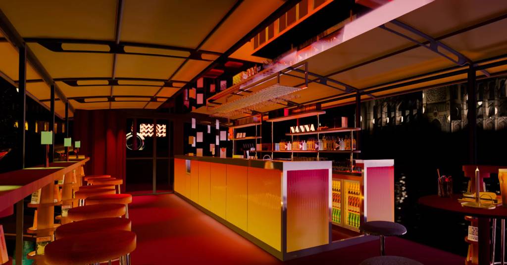 Interior de um bar noturno com iluminação em tons de laranja e vermelho, balcão comprido com banquetas e prateleiras de bebidas, e mesas redondas com velas acesas, à beira de um rio com reflexos de luzes e um edifício escuro ao fundo