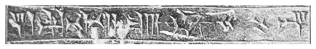 SI_novos-reis-assírios_site03 Inscrição antiga em baixo-relevo, com caracteres em estilo cuneiforme ou hieroglífico, gravados em uma superfície retangular de pedra ou argila. A textura da superfície é rugosa e irregular, com áreas mais claras e escuras, indicando desgaste e envelhecimento. Os símbolos são complexos e variados, com linhas verticais, horizontais e diagonais, formando um padrão contínuo ao longo da faixa. A imagem está em preto e branco, realçando o contraste entre os relevos e o fundo.