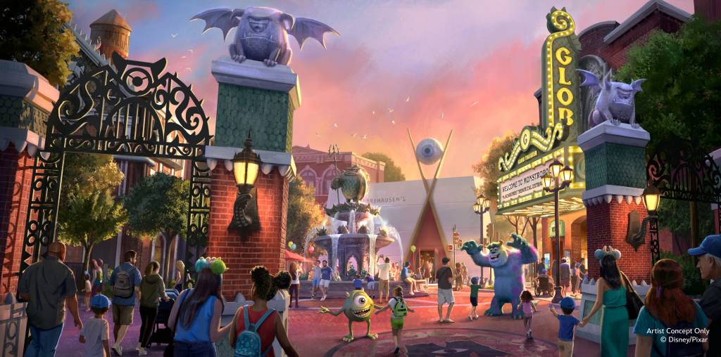 Entrada de um parque temático de Monstros S.A. com portões de ferro forjado, estátuas de gárgulas e um letreiro neon GLOBO THEATER. Mike Wazowski e Sulley interagem com crianças e adultos em uma praça com fonte e prédios ao fundo, sob um céu alaranjado