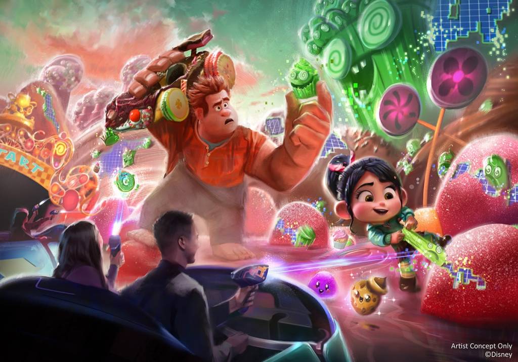 Ralph, de Detona Ralph, segura um cupcake verde com expressão surpresa, enquanto Vanellope sorri, agachada com um controle. Eles estão em um mundo de doces, com montanhas de jujuba e pirulitos gigantes. Dois humanos em um veículo futurista observam a cena, um deles apontando uma arma de luz. O céu tem tons de rosa e verde, e elementos pixelados flutuam no ar