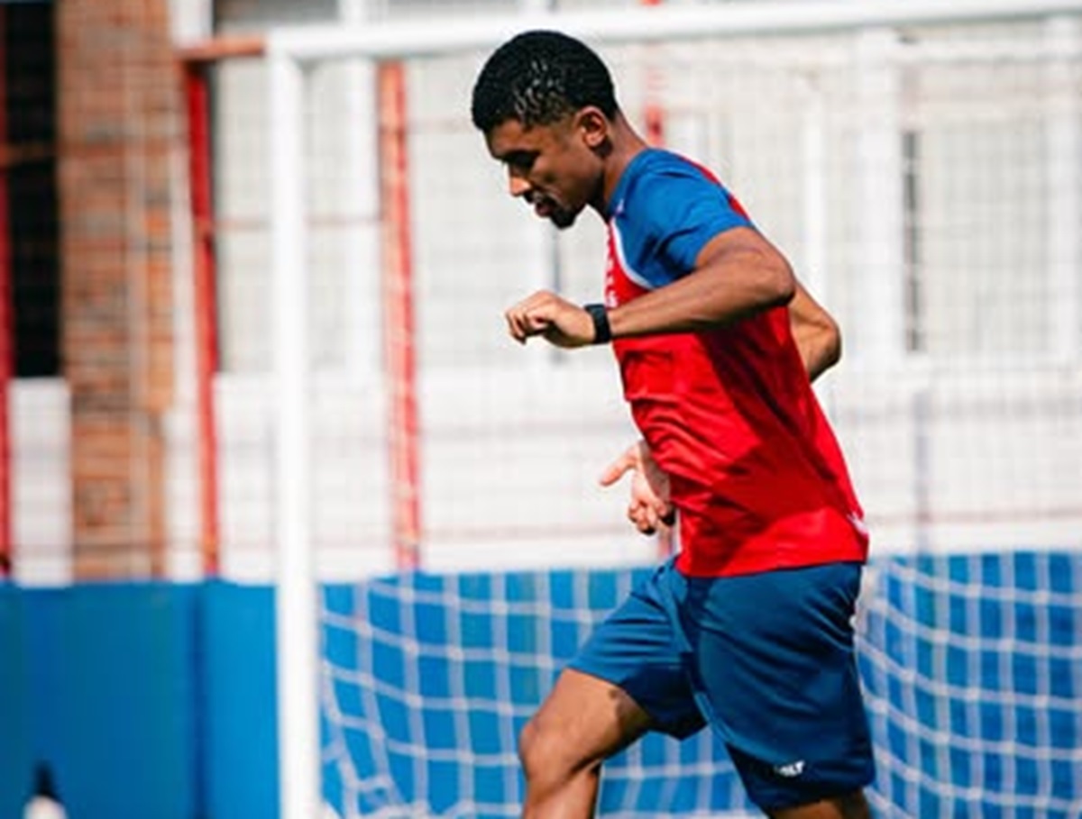 Criciúma x Fortaleza: onde assistir ao vivo e as escalações para o duelo decisivo. Imagem: Leonardo Moreira/FEC