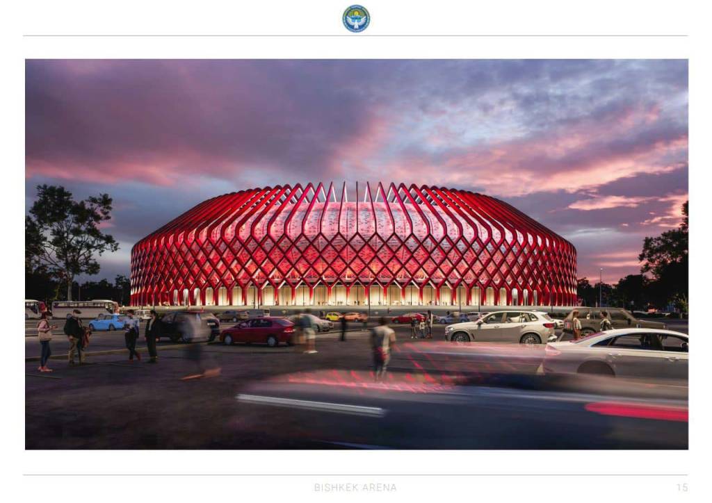 Arena Bishkek com fachada vermelha iluminada, rodeada por carros e pessoas em movimento sob um céu crepuscular com tons de roxo e rosa