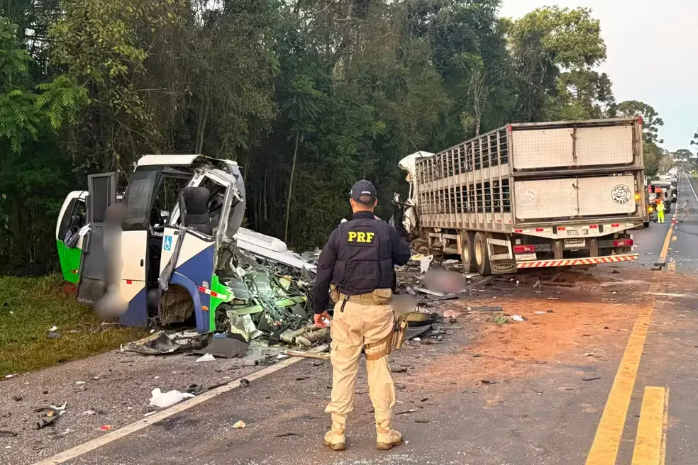 Colisão frontal aconteceu durante a madrugada na BR-373, em Ipiranga; entre as vítimas estão duas crianças