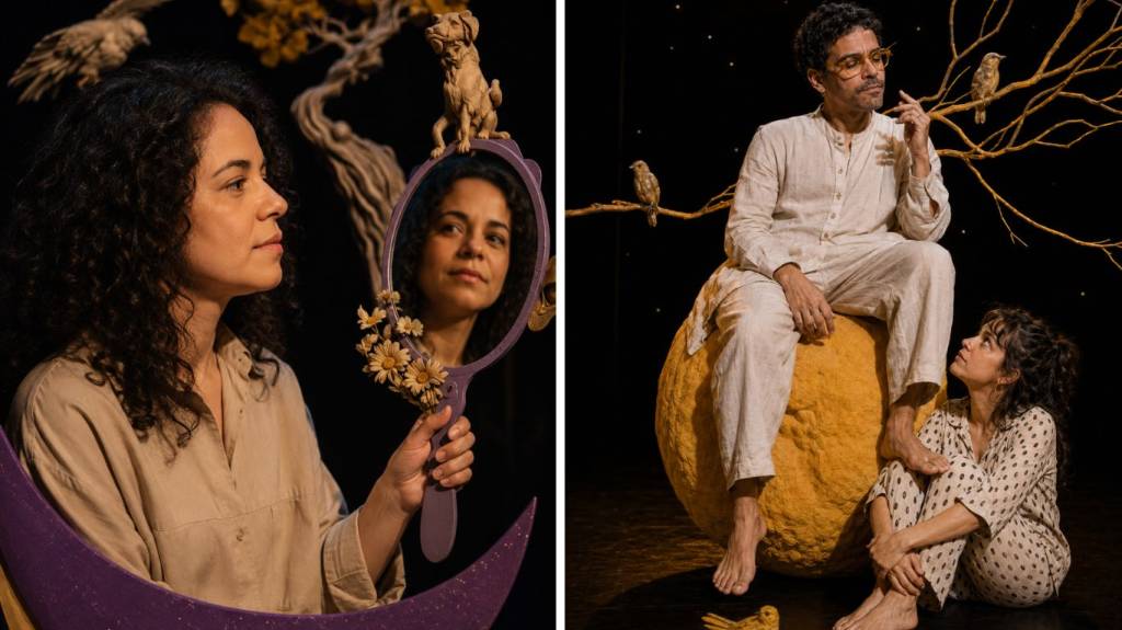 Duas cenas teatrais. À esquerda, uma mulher de cabelo cacheado e camisa bege segura um espelho roxo com flores amarelas, refletindo seu rosto. À direita, um homem de óculos e roupa clara senta em uma esfera amarela, enquanto uma mulher de pijama estampado o olha, ambos descalços, sob um galho seco com um pássaro e estrelas no fundo escuro