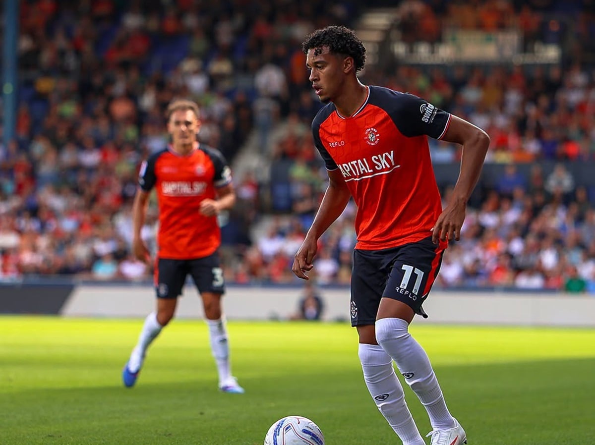 Chelsea x Luton Town: onde assistir ao vivo e escalações pela Copa da Liga Inglesa. Imagem: Divulgação Luton Town