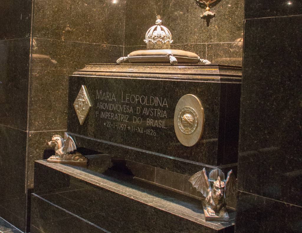 Túmulo de mármore escuro com a inscrição MARIA LEOPOLDINA ARQVIDVQVESA D AVSTRIA 1ª IMPERATRIZ DO BRASIL *22-1-1797 +11-XII-1826. No topo, uma coroa dourada sobre uma almofada. Duas gárgulas de bronze adornam a base, uma em cada lado. Uma placa dourada oval e outra em losango estão fixadas na parte frontal do túmulo