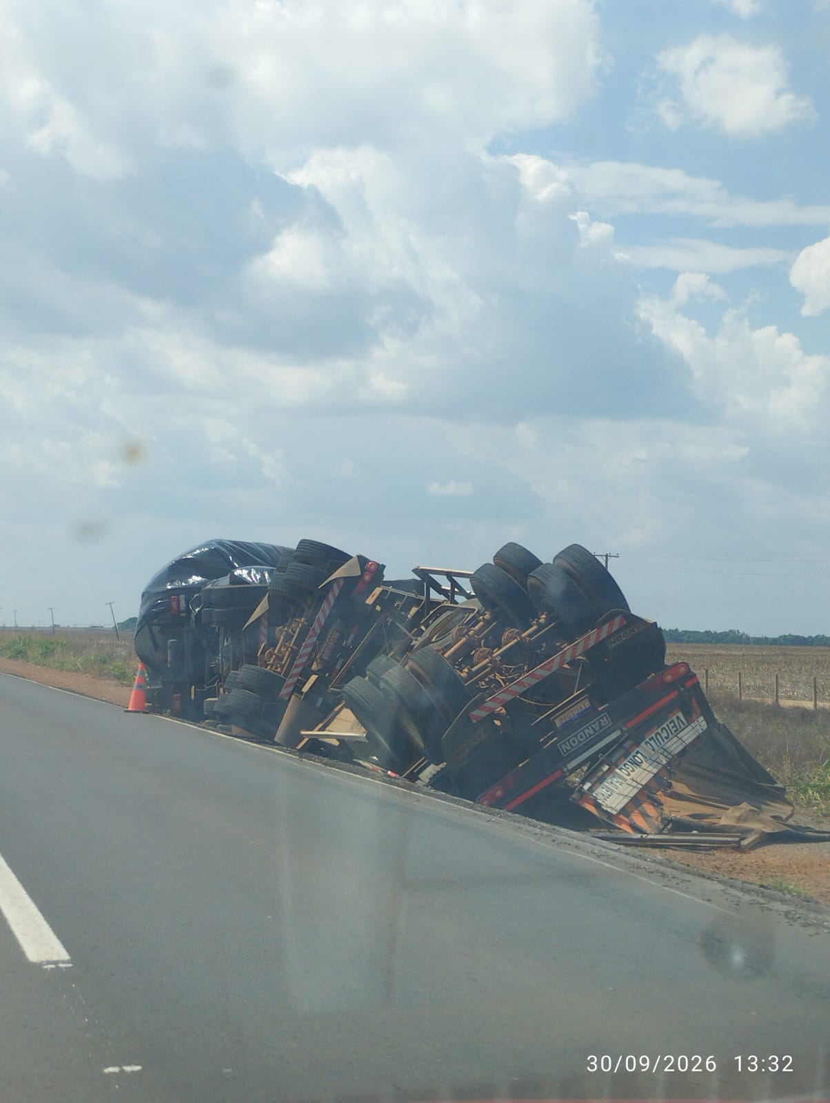 whatsapp-image-2026-09-30-at-13-58-44 Carreta com sementes de soja tomba na BR-163, em Lucas do Rio Verde