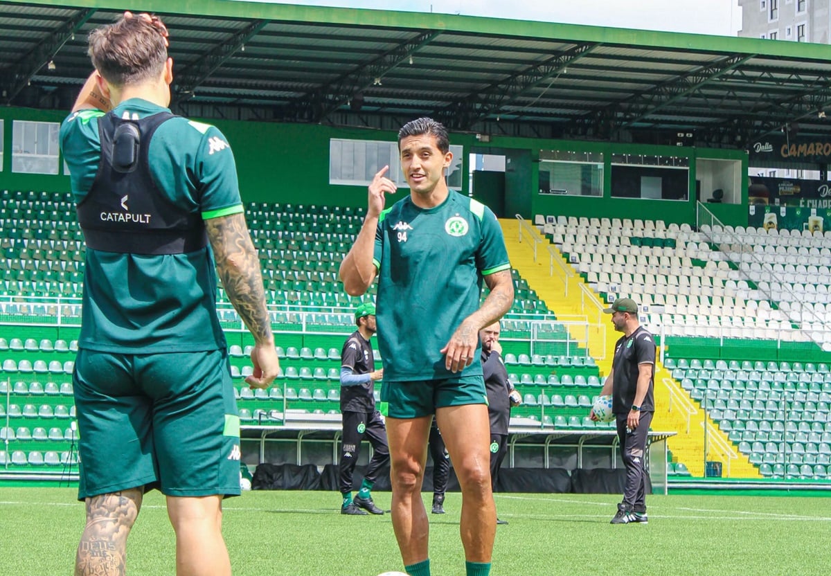 Vitória x Chapecoense: onde assistir e escalações do Brasileirão. Imagem: Roberto Pessoa ACF