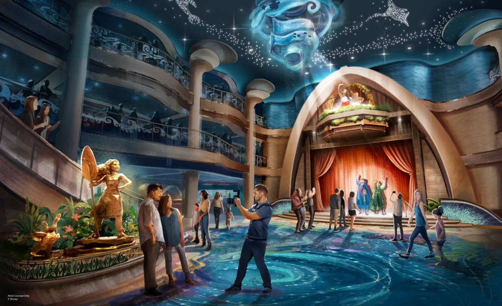 Um átrio de navio de cruzeiro com tema oceânico, pessoas observando uma estátua dourada de Moana e um palco com personagens da Disney. O teto azul escuro tem estrelas brilhantes e uma escultura de água-viva. O chão reflete padrões de ondas e luzes, com um homem filmando no centro.