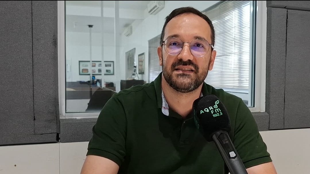 Presidente da subsede municipal, professor Eriksen Carpes, parabeniza educadores, aborda a competição com telas digitais e detalha avanços como hora-atividade híbrida e calendário de recesso escolar.