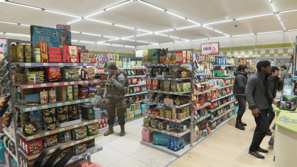 Homem com uniforme militar e colete tático em um corredor de supermercado, olhando para a esquerda. Prateleiras repletas de produtos embalados, como salgadinhos e macarrão instantâneo, com letreiros em coreano. Outras pessoas, incluindo um homem de jaqueta cinza, caminham ao fundo.