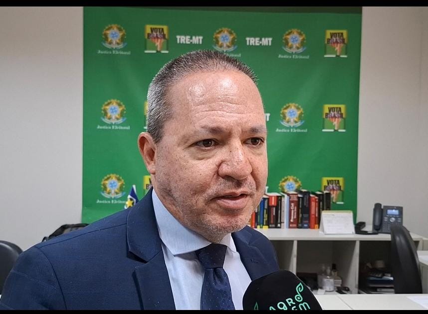 Dr. Fábio Petengill reforça o papel do eleitor como fiscal da legalidade, orienta sobre o fuso horário de Mato Grosso nas eleições e incentiva o uso de anotações no momento do voto.